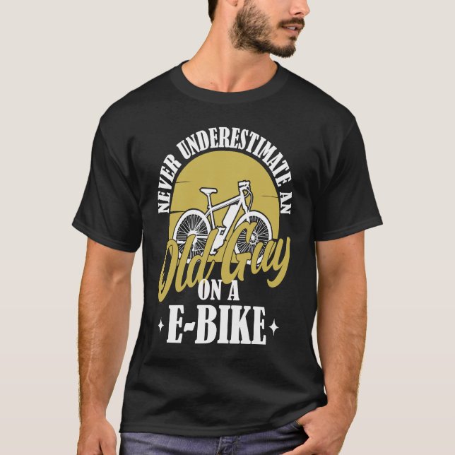 Camiseta Electric Biker Never Underestimate An Old Man On A (Frente)