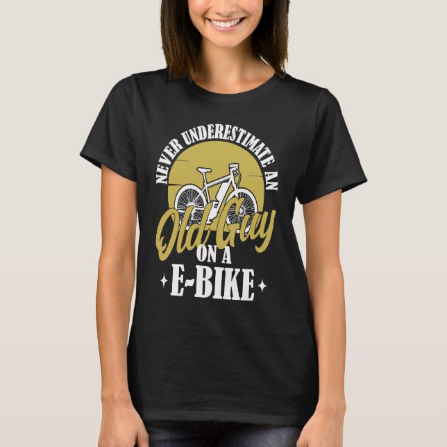 Camiseta Electric Biker Never Underestimate An Old Man On A (Frente)
