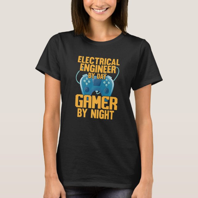Camiseta Electrical Engineer By Day Gamer By Night Student  (Frente)