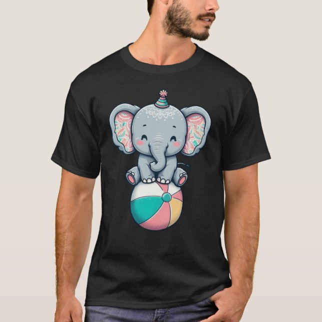 Camiseta Elefante de Circo Adorável em uma Bola de Praia (Frente)