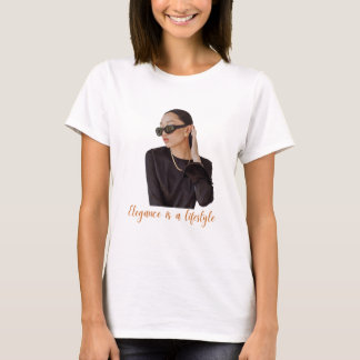 Camiseta "Elegance: More than a Look, a Lifestyle"