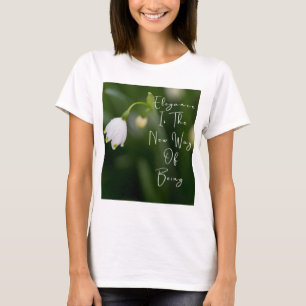 Camiseta Elegância é a nova forma de ser flor verde