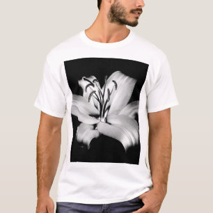 Camiseta Elegância Floral Monocromática.