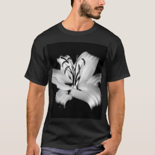Camiseta Elegância Floral Monocromática.