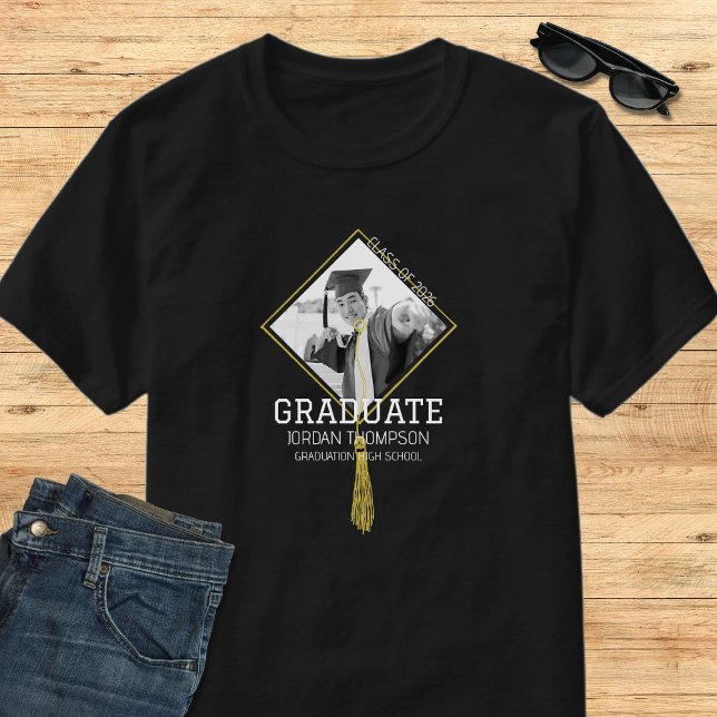 Camiseta Elegant Black & White Graduate Photo School Name (Criador carregado)