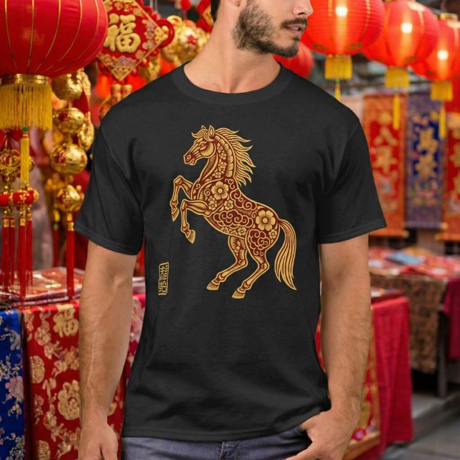 Camiseta Elegant Gold Red Traditional Floral Horse (Criador carregado)