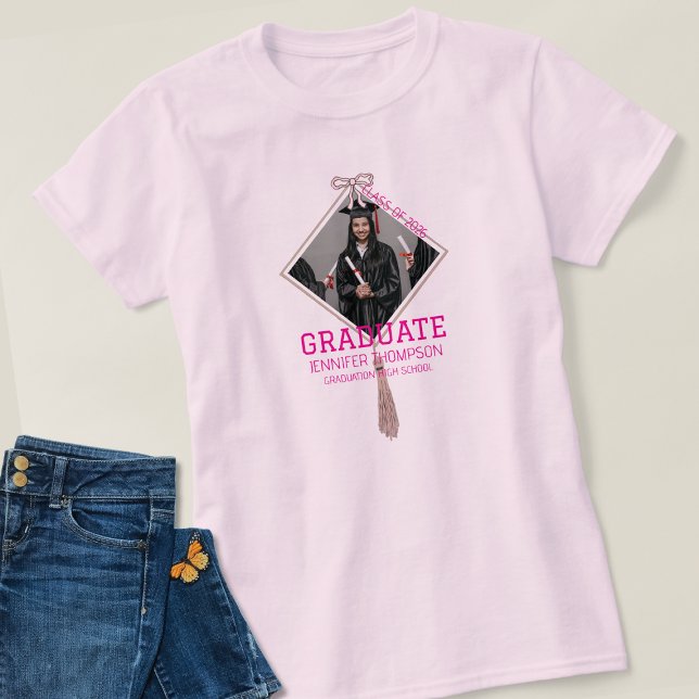 Camiseta Elegant Pink Girly Graduate Photo School Name (Criador carregado)
