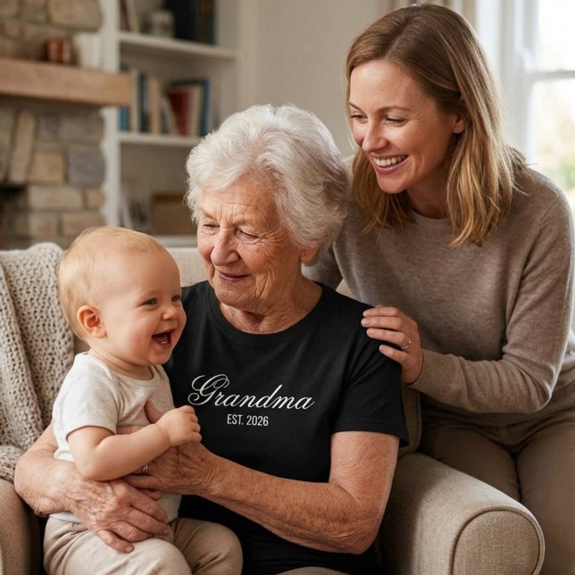 Camiseta Elegant Script Nova Avó Data de Estabelecimento (Elegant Script New Grandma Est Date T-Shirt, White Elegant Typography on a black T-Shirt)