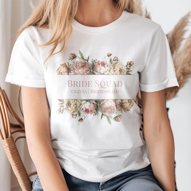 Camiseta Elegante Blush Rosadas Peônias Bridal Squad (A young blond woman wearing an Elegant Blush Dusty Rose Peonies Bridal Squad T-Shirt.)