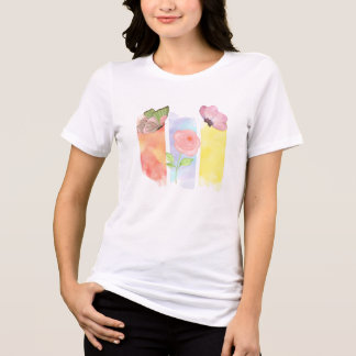 Camiseta Elegante Borboleta e Rosa em Pastel
