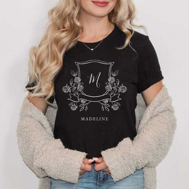 Camiseta Elegante Floral Crest | Monograma e nome (An elegant floral crest with your monogram decorates this stylish t-shirt)