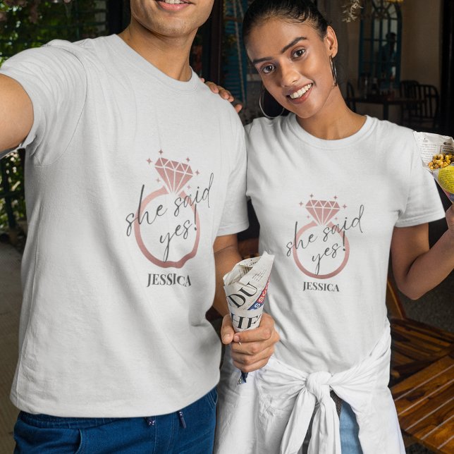 Camiseta Elegante Rosa Dourada Ring Ela Disse Sim Noivado (Criador carregado)