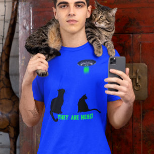 Camiseta Eles Estão Aqui! Gatos e Disco Voador