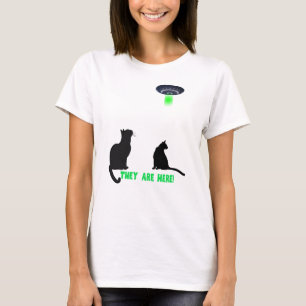 Camiseta Eles Estão Aqui! Gatos e Saucer Voadores