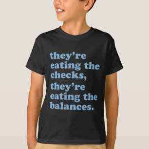 Camiseta Eles estão comendo os cheques. Eles estão comendo