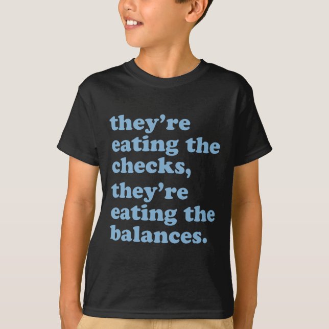 Camiseta Eles estão comendo os cheques. Eles estão comendo  (Frente)