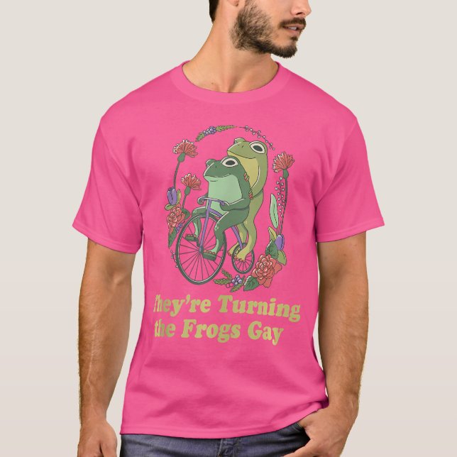 Camiseta Eles Estão Transformando O Gay Dos Sapos (Frente)