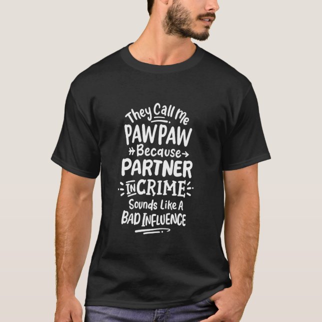 Camiseta Eles me chamam de Pawpaw porque parceiro em crime  (Frente)