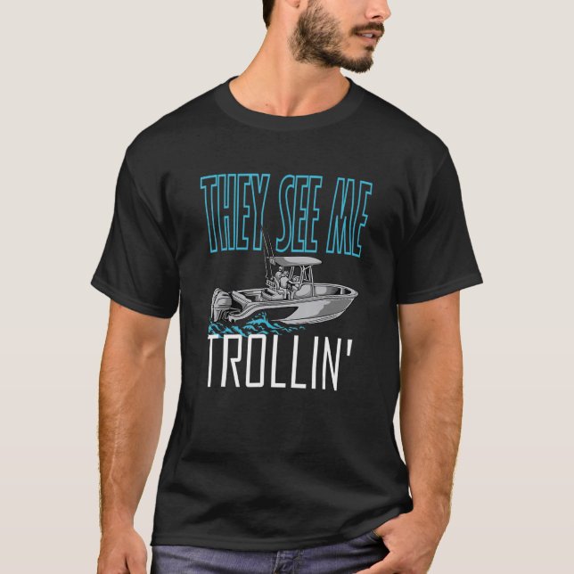 Camiseta Eles Me Veem Barco De Pesca Da Família Barco Troll (Frente)