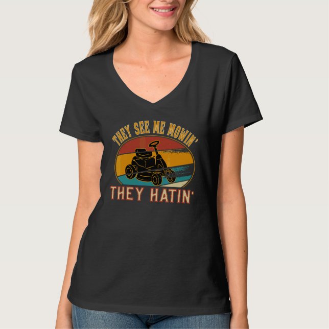 Camiseta Eles Me Veem Cortando Eles Odeiam (Frente)