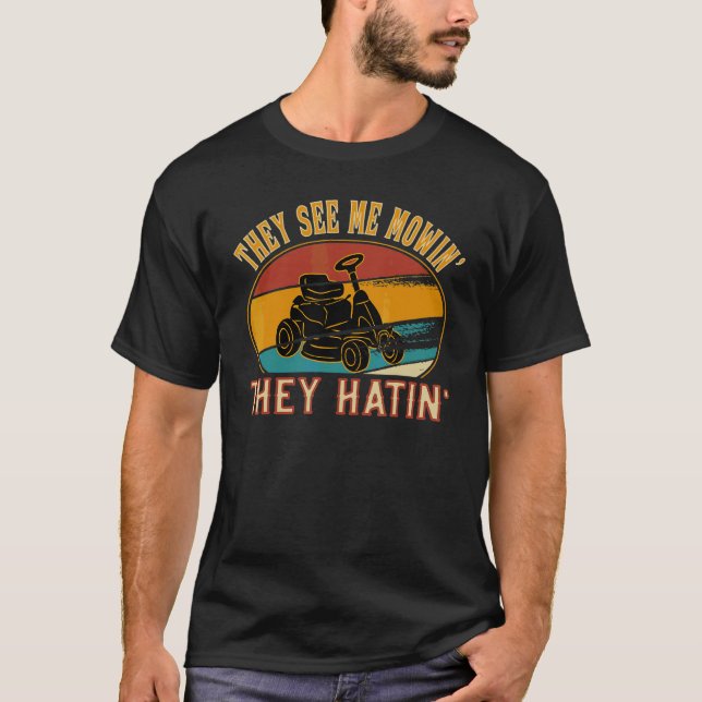 Camiseta Eles Me Veem Cortando Eles Odeiam (Frente)
