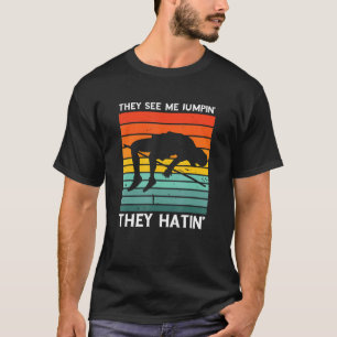 Camiseta Eles Me Veem Pulando Atleta de Salto Alto J