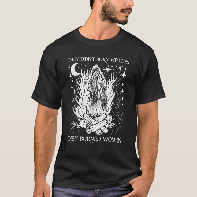 Camiseta Eles não queimaram bruxas que queimaram as mulhere (Frente)