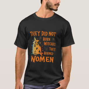Camiseta Eles não queimaram bruxas que queimaram mulheres.
