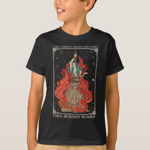 Camiseta Eles não queimaram bruxas que queimaram mulheres b