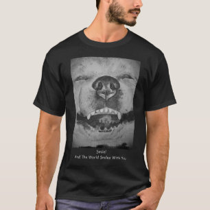 Camiseta elevando o slogan com um cão sorridente engraçado