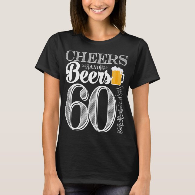 Camiseta Elogios e cervejas aos 60 anos o t-shirt básico de (Frente)