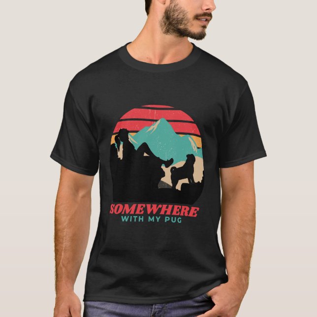 Camiseta Em algum lugar com as mulheres Pug aventureiras (Frente)