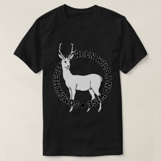 Camiseta Em algum lugar entre a Arte de Linha de Cervo Selv