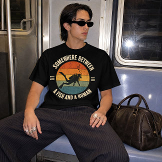 Camiseta Em algum lugar entre um peixe e um design de mergu