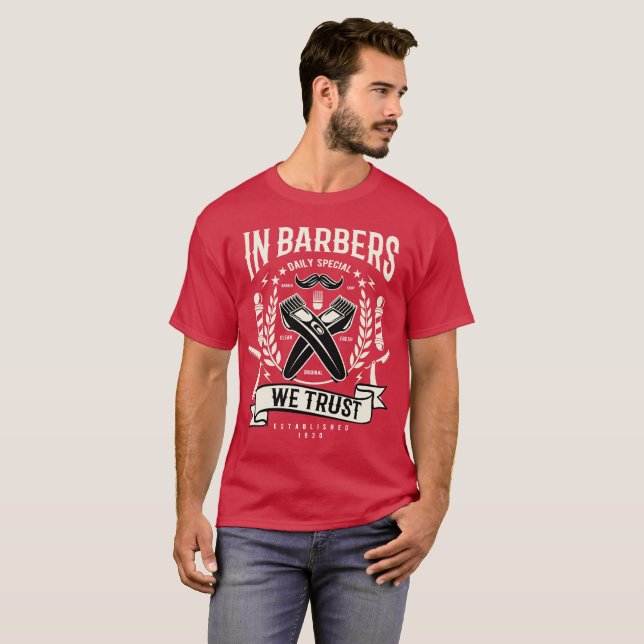 Camiseta Em Barberes Confiamos (Frente Completa)