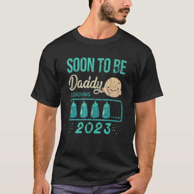 Camiseta Em Breve Pai 2023 Carregando Frasco De Leite Bebê (Frente)