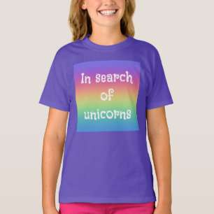 Camiseta Em Busca de Unicórnios Rainbow