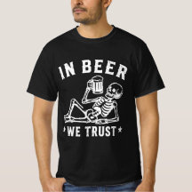 Em cerveja nós confiamos esqueleto relaxando Beer