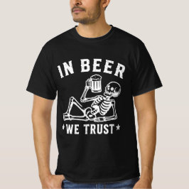 Camiseta Em cerveja nós confiamos esqueleto relaxando Beer