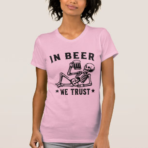 Camiseta Em cerveja nós confiamos esqueleto relaxando Beer