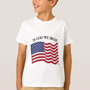 Camiseta Em Deus Confiamos com a bandeira dos EUA