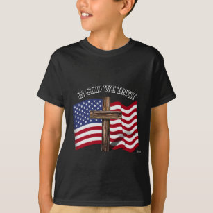 Camiseta Em Deus, confiamos com cruz e bandeira dos EUA