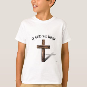 Camiseta Em Deus Confiamos com cruz robusta