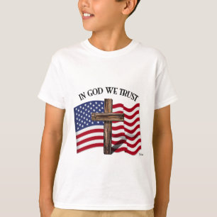 Camiseta Em Deus Confiamos com cruz robusta e bandeira dos