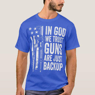 Camiseta Em Deus, Confiamos Que Armas São Apenas BackupUSA