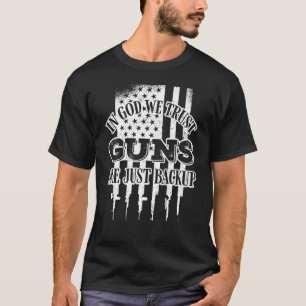Camiseta Em Deus, Confiamos Que Armas São Apenas Proprietár