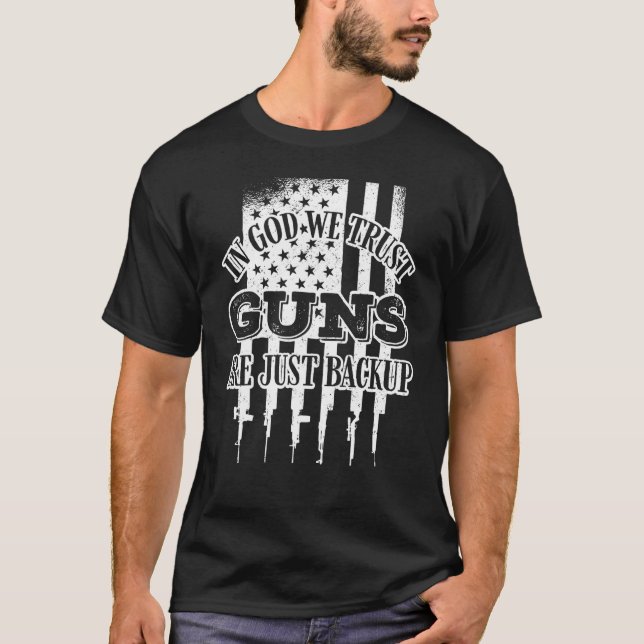Camiseta Em Deus, Confiamos Que Armas São Apenas Proprietár (Frente)