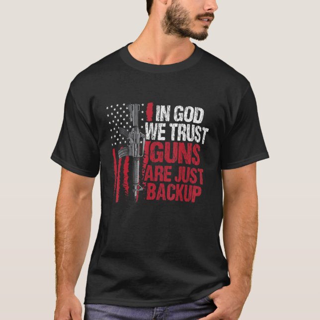 Camiseta Em Deus, Confiamos Que Armas São Apenas Um Patriot (Frente)