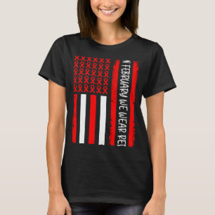 Camiseta Em fevereiro Vestimos Red USA Flag Red Ribbon Hear