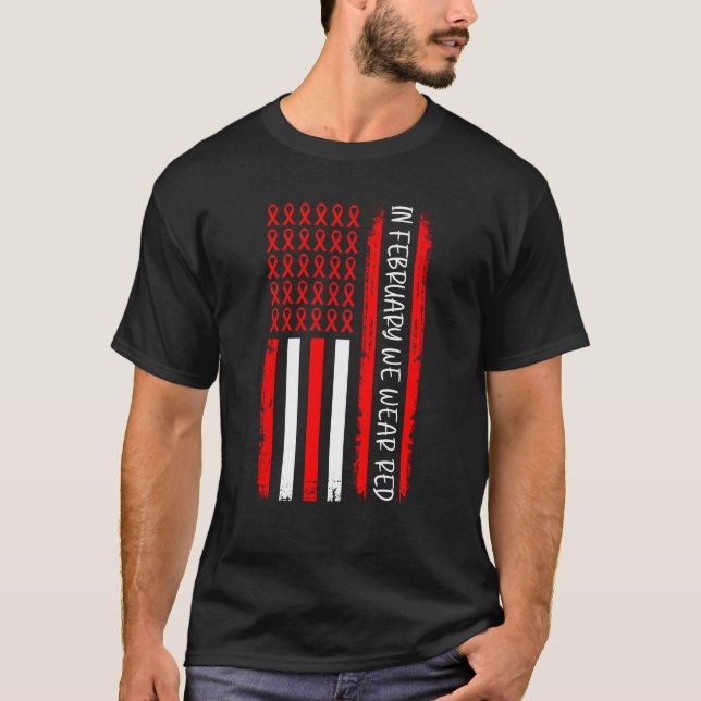 Camiseta Em fevereiro Vestimos Red USA Flag Red Ribbon Hear (Frente)